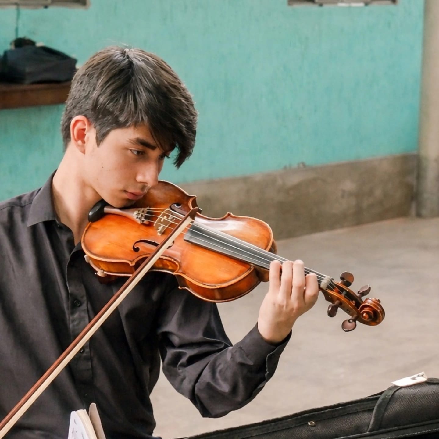 Richard Oliveira tocando violino